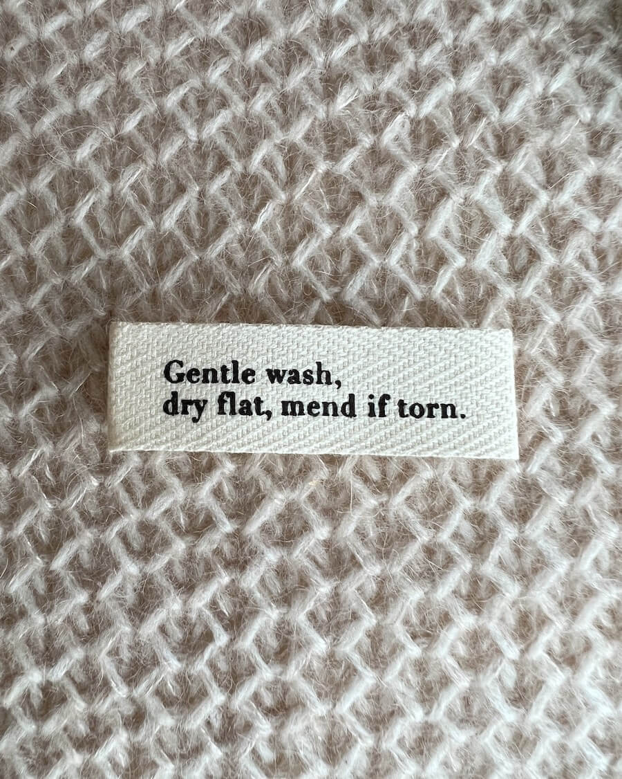 PetiteKnit - "Gentle wash, dry flat, mend if torn." -merkki