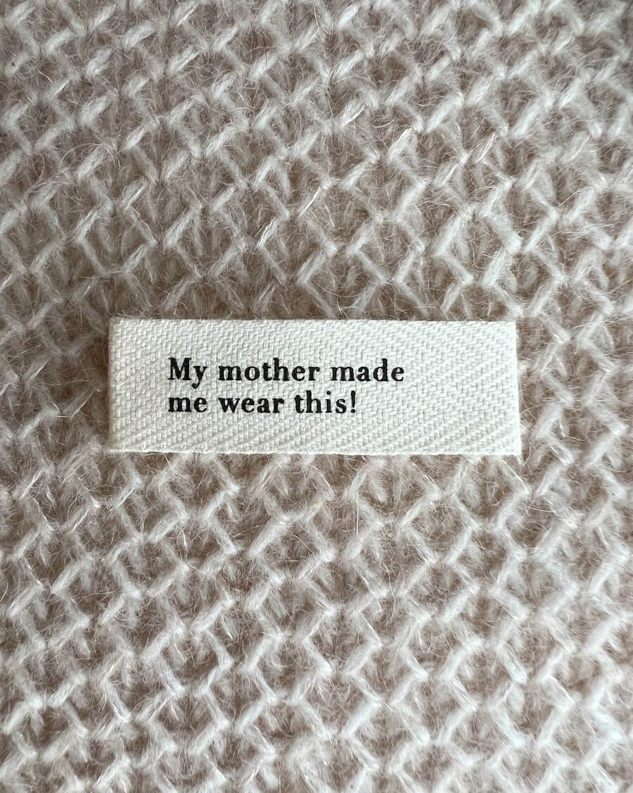 PetiteKnit - "My mother made me wear this!" -merkki